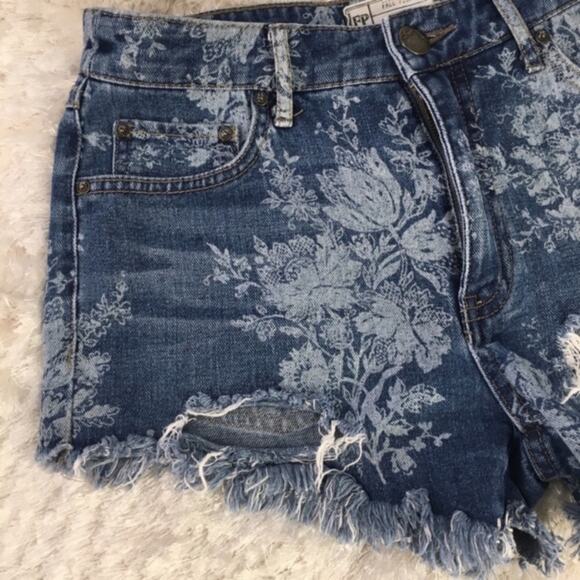 Free People Floral Jean Shorts Distressed Sz 25 - Picture 3 of 8